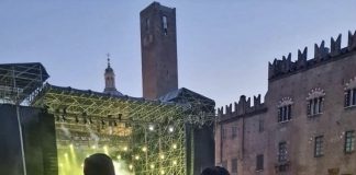 Aggredisce uno spettatore e i poliziotti durante il concerto in piazza Sordello: denunciata 42enne
