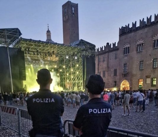 Aggredisce uno spettatore e i poliziotti durante il concerto in piazza Sordello: denunciata 42enne