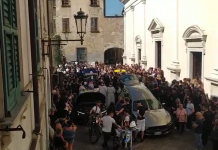 L’ultimo saluto a Damiano: il rombo delle moto rompe il silenzio del dolore