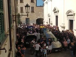 L’ultimo saluto a Damiano: il rombo delle moto rompe il silenzio del dolore