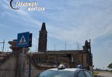 Gonzaga, operai al lavoro sul tetto nonostante il divieto per il caldo: cantiere fermato