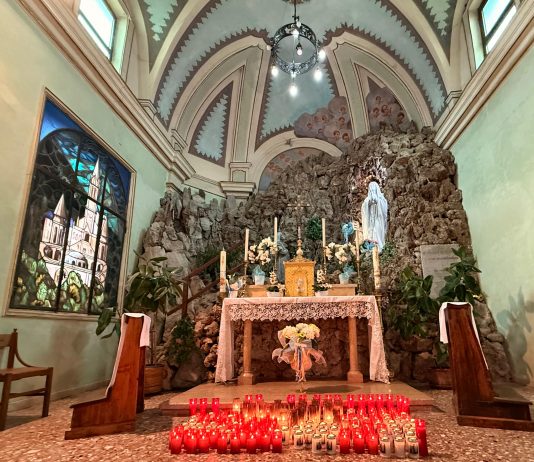 Villa Saviola accoglie la prima Processione Mariana con flambeaux