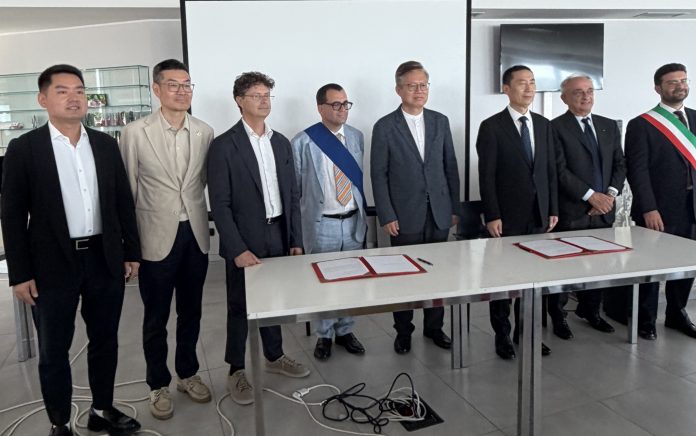 Il console e la delgazione cinese a Valdaro con il Presidente della Provincia Bottani e il Sindaco Murari