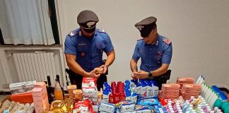 Viadana, spesa non pagata nell’auto: 40enne denunciato dai carabinieri per ricettazione