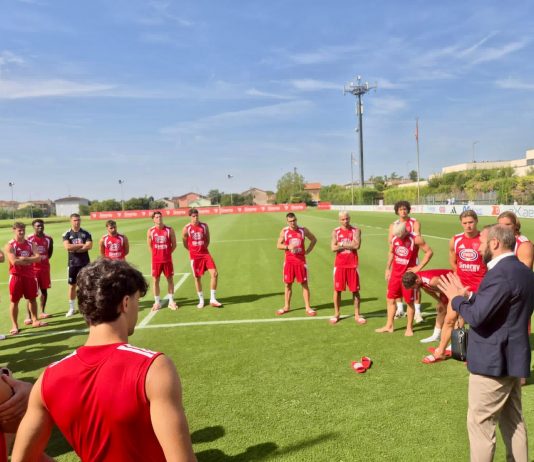 Simonazzi fa visita al Mantova: “Non indossate solo una maglia, ma storia della città”