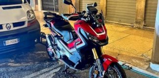 Revere, danneggia auto e moto durante la Fiera, poi si scaglia sui Cc. Arrestato