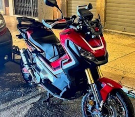 Revere, danneggia auto e moto durante la Fiera, poi si scaglia sui Cc. Arrestato