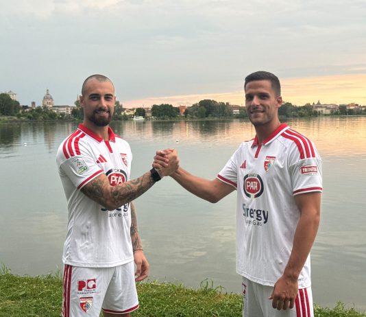 Il Mantova torna alle origini, la nuova maglia dice addio alla banda rossa