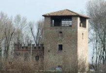 Fumo dalla Rocca di Sparafucile, intervento rapido evita danni alla struttura