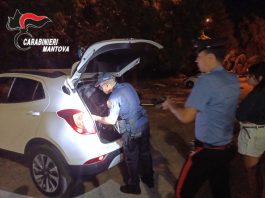 Suzzara, fugge all’alt dei carabinieri: guidava senza aver conseguito la patente e con marijuana in auto