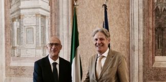 Il prefetto Bolognesi saluta il presidente del Tribunale De Luca che va in pensione