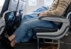 Lunghi viaggi in aereo? Guai a togliere le scarpe: i consigli anti trombosi