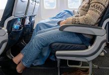 Lunghi viaggi in aereo? Guai a togliere le scarpe: i consigli anti trombosi
