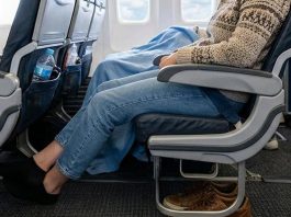Lunghi viaggi in aereo? Guai a togliere le scarpe: i consigli anti trombosi