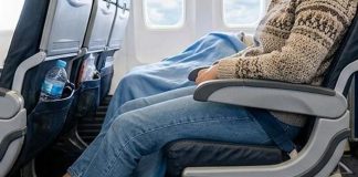 Lunghi viaggi in aereo? Guai a togliere le scarpe: i consigli anti trombosi