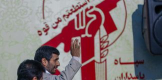“Incontri segreti del Mossad con Ahmadinejad”, il piano di Israele per il cambio di regime in Iran