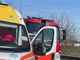 Scontro tra auto, una si ribalta: uomo estratto dall’abitacolo e trasportato in ospedale