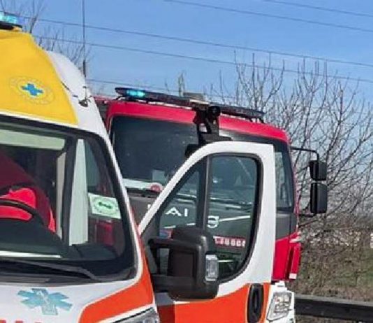 Scontro tra auto, una si ribalta: uomo estratto dall’abitacolo e trasportato in ospedale