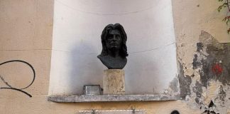 Anna Magnani torna a Trastevere, busto ricollocato nella nicchia di via della Pelliccia