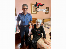 Cade in casa, la figlia lontana dà l’allarme grazie alle telecamere:92enne soccorsa dai Cc