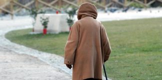 Ruba 115mila sterline, per restiuirle deve… vendere casa: la storia di una bisnonna