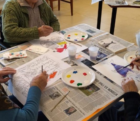 Suzzara, “La memoria del colore”: il live painting che porta l’arte nelle Rsa