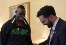 Balotelli a New York dal sindaco Mamdani, stretta di mano e maglia del Ghana in dono