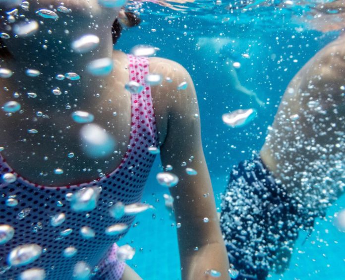 bambini_piscina_foto123rf_free