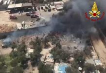 Bari, vasto incendio al campo rom: baracche distrutte, 80 evacuati