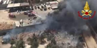 Bari, vasto incendio al campo rom: baracche distrutte, 80 evacuati