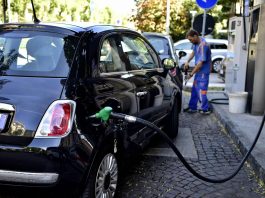 Prezzi carburanti, proseguono i rialzi: benzina in autostrada sopra 2 euro