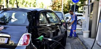 Prezzi carburanti, proseguono i rialzi: benzina in autostrada sopra 2 euro
