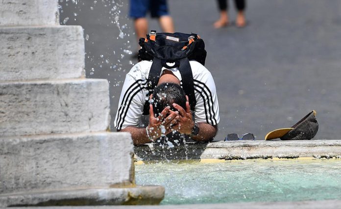 caldo_roma_turista_fontana_fg