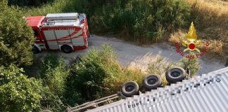 Matera, tir sfonda le barriere e precipita da cavalcavia: morto camionista 50enne