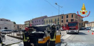 Cittadella, traffico in tilt: mini-camper Volkswagen a fuoco. Paura per le bombole di gpl