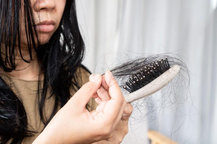 capelli_caduta_spazzola_123rf_free