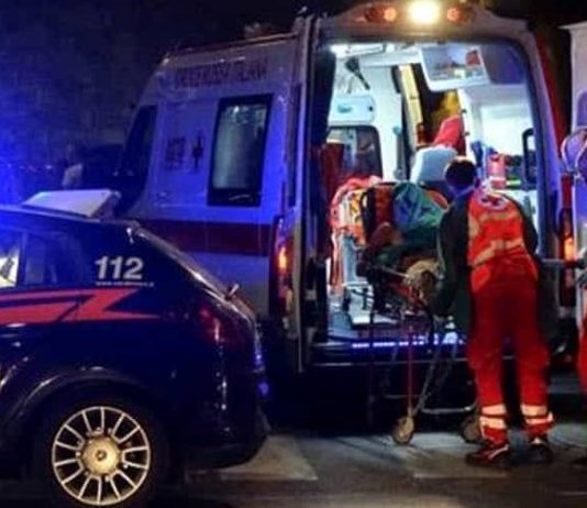 Si arrampica sul cancello e si ferisce con l’intento di farla finita: salvato dai carabinieri