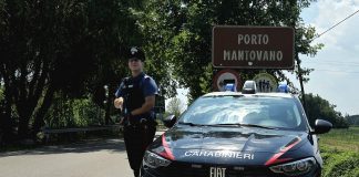Porto Mantovano, si denuda in strada davanti ai passanti, tra cui minorenni