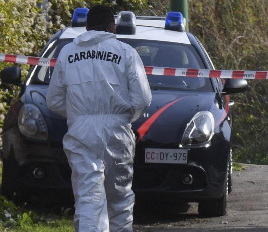 Milano, 41enne trovato morto in casa a Corsico: sul corpo segni di violenza
