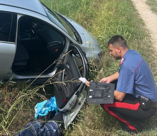 Castel Goffredo, colto da crisi epilettica alla guida finisce nel fosso: salvato dai carabinieri