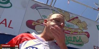 Mangia 66 hot dog in 10 minuti, Chestnut è ancora il re del 4 luglio