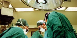 Asportata cisti ovarica gigante di 7 kg a una 16enne, occupava quasi tutto l’addome