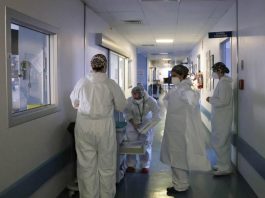 Covid, reintegro medici no vax radiati. Burioni e Bassetti: “Vergogna”