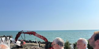 Ostia, via alla demolizione dello stabilimento dei vip. Gualtieri: “Il mare di Roma cambia volto”