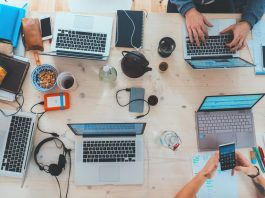 Ai riduce il burnout ma rischia di ampliare il deficit di connessione umana sul lavoro