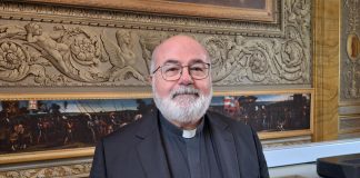Salute, Angelelli (Cei): “Social e Ai comportano rischio danni mentali per i giovani”