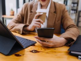 Donna più multitasking dell’uomo? La scienza smonta lo stereotipo: c’è una sola differenza