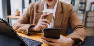 Donna più multitasking dell’uomo? La scienza smonta lo stereotipo: c’è una sola differenza