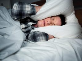 Gli italiani e il sonno, 3 su 4 faticano ad addormentarsi e 1 su 3 si attacca allo smartphone