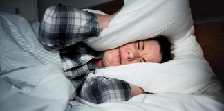 Gli italiani e il sonno, 3 su 4 faticano ad addormentarsi e 1 su 3 si attacca allo smartphone